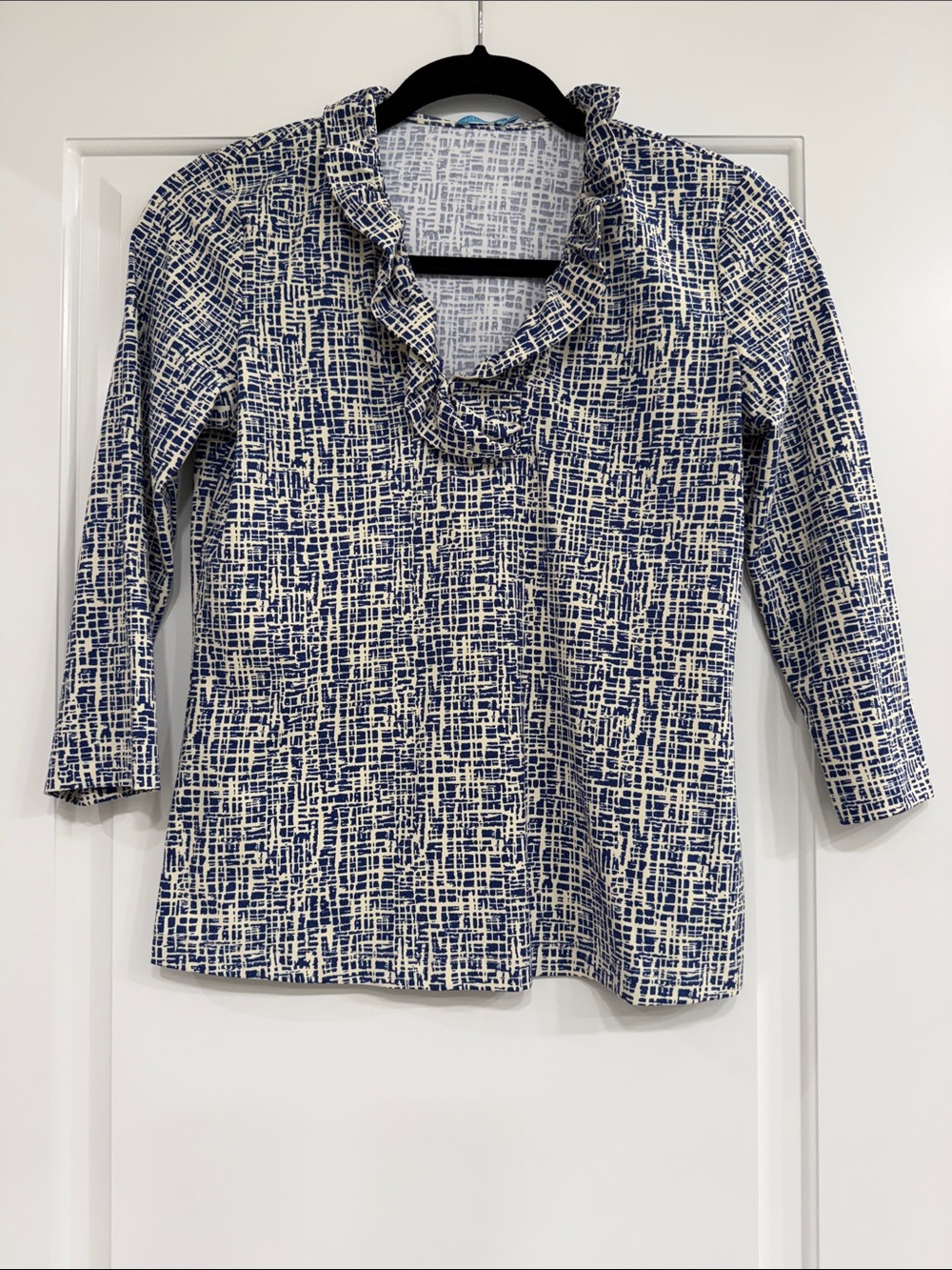 Women’s Ruffle V-Neck Patterned Top in Navy and White